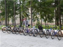 В Беловежской пуще разработано несколько вариантов велосипедных маршрутов по территории заповедника. Можно с гидом, можно самостоятельно. Вот только детских великов нет. А у нас по программе посещение Музея Природы Беловежской пущи!