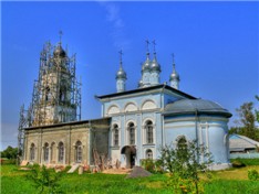 Большая трапезная и колокольня в русско-византийском стиле построены в 1847-1851