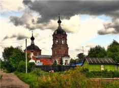 Кирпичная церковь с трапезной и колокольней, в декоре мотивы псевдорусского стиля. Сооружена в 1893-1903. Закрыта в 1929, открыта в 1992, отремонтирована
